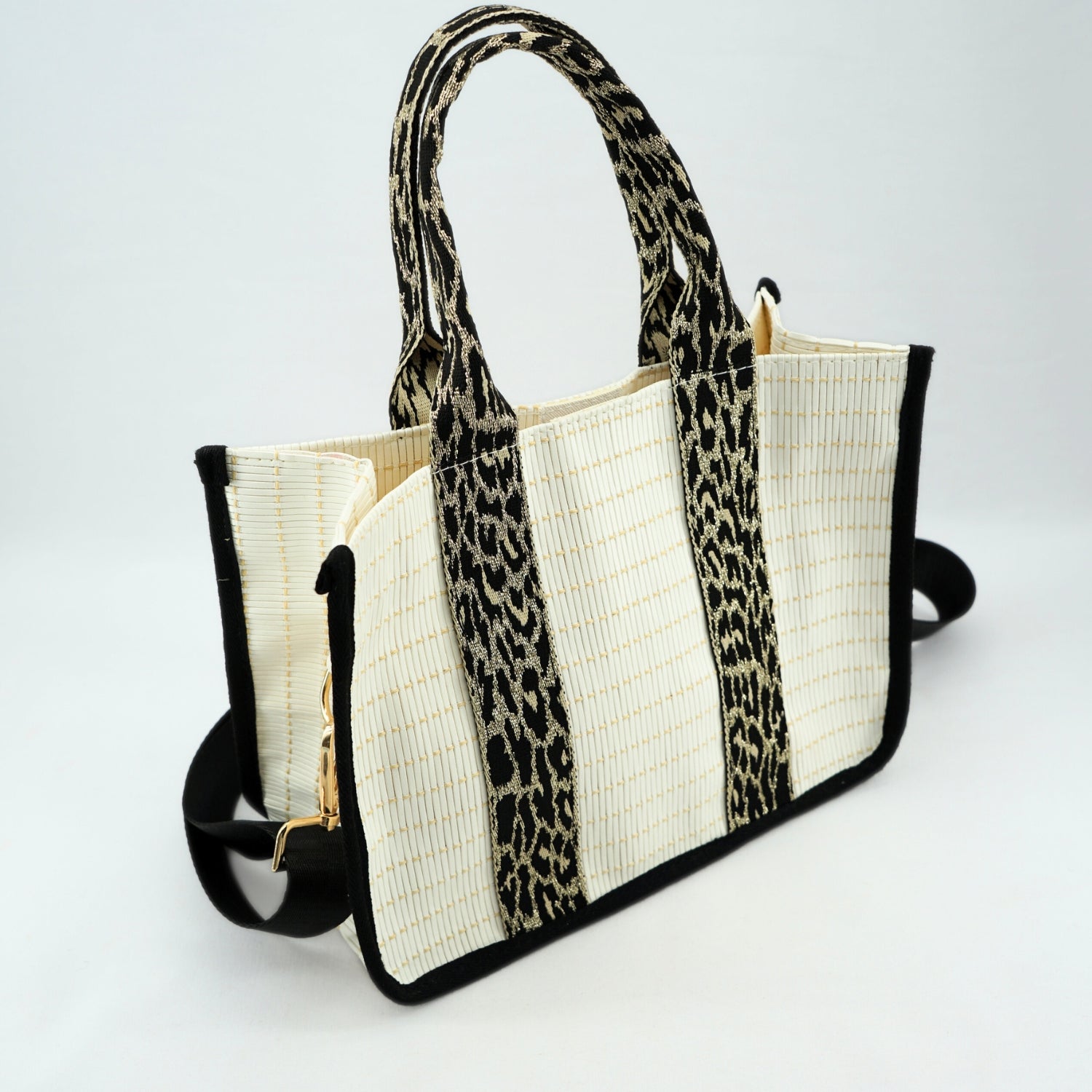 Sac blanc chic avec bandoulière, l'élégance à portée de main