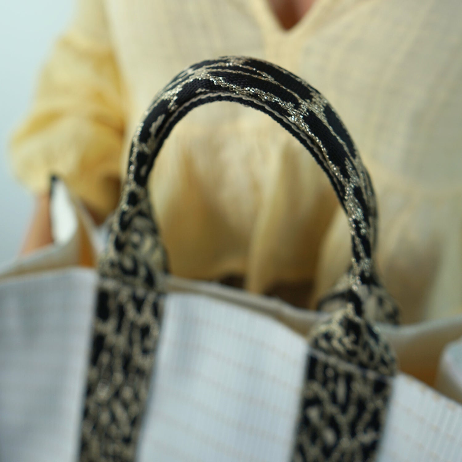 Sac blanc chic avec bandoulière, l'élégance à portée de main