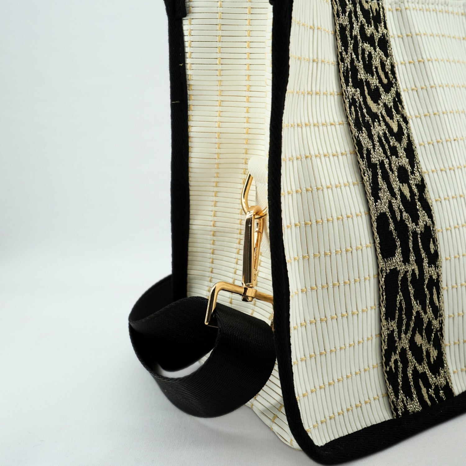 Sac blanc chic avec bandoulière, l'élégance à portée de main