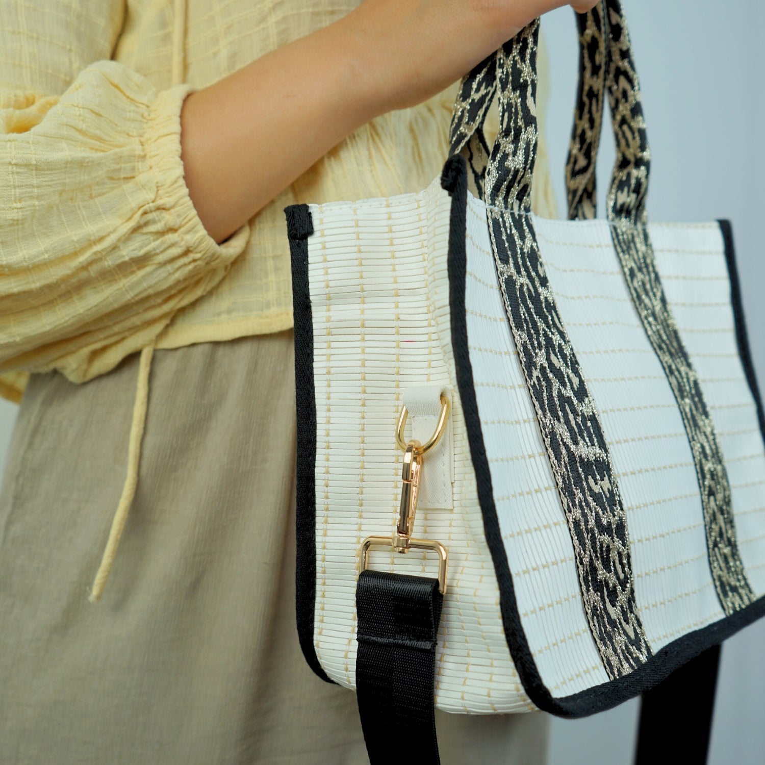 Sac blanc chic avec bandoulière, l'élégance à portée de main