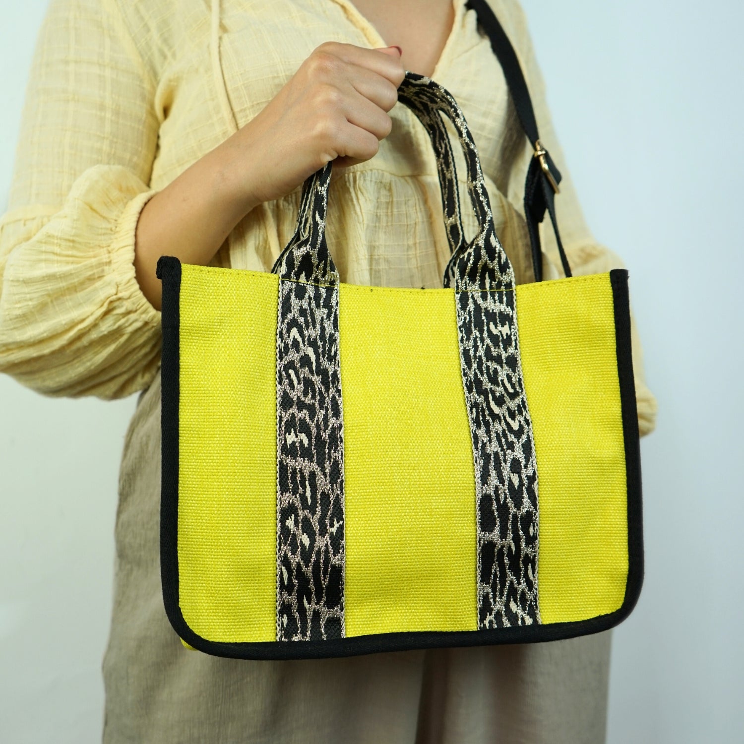 Sac jaune en bandoulière, l'élégance à portée de main !