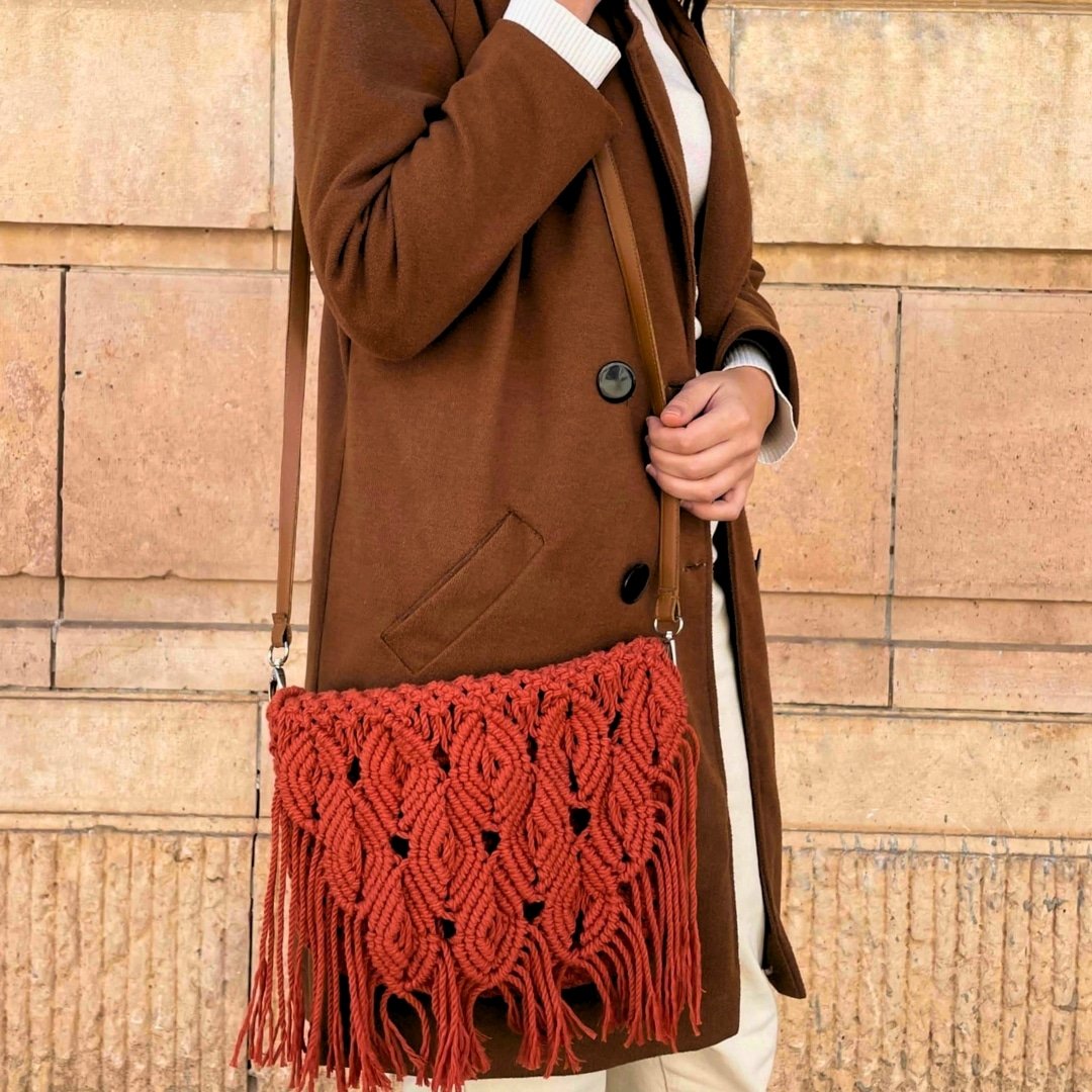 Sac rouge en macramé avec bandoulière