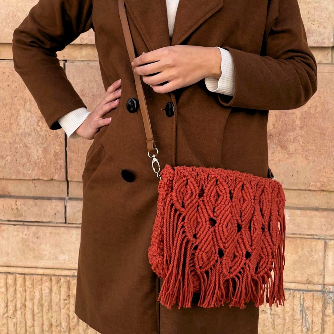 Sac rouge en macramé avec bandoulière