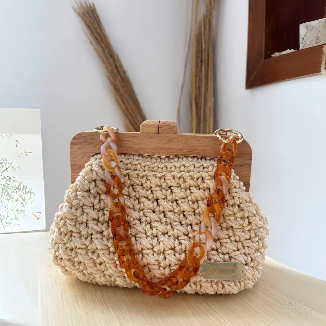 Sac crochet beige fait main , fermoir bois