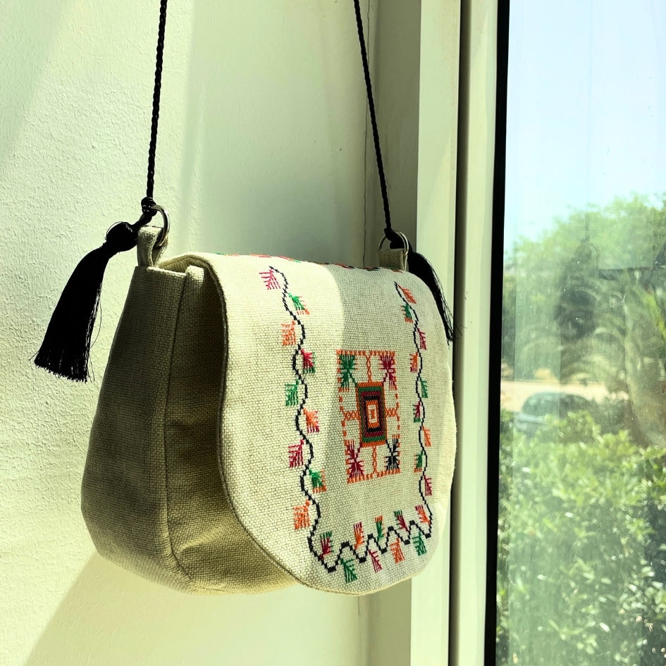 Sac brodé avec motifs multicolores