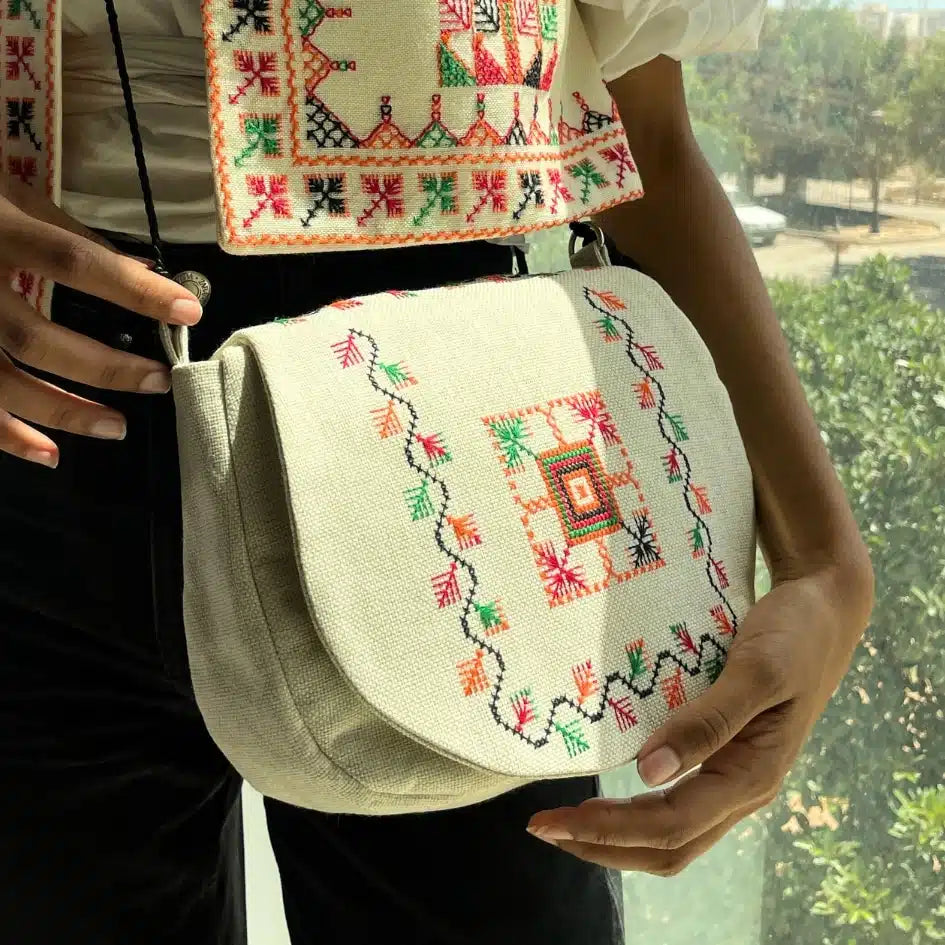 Sac brodé avec motifs multicolores