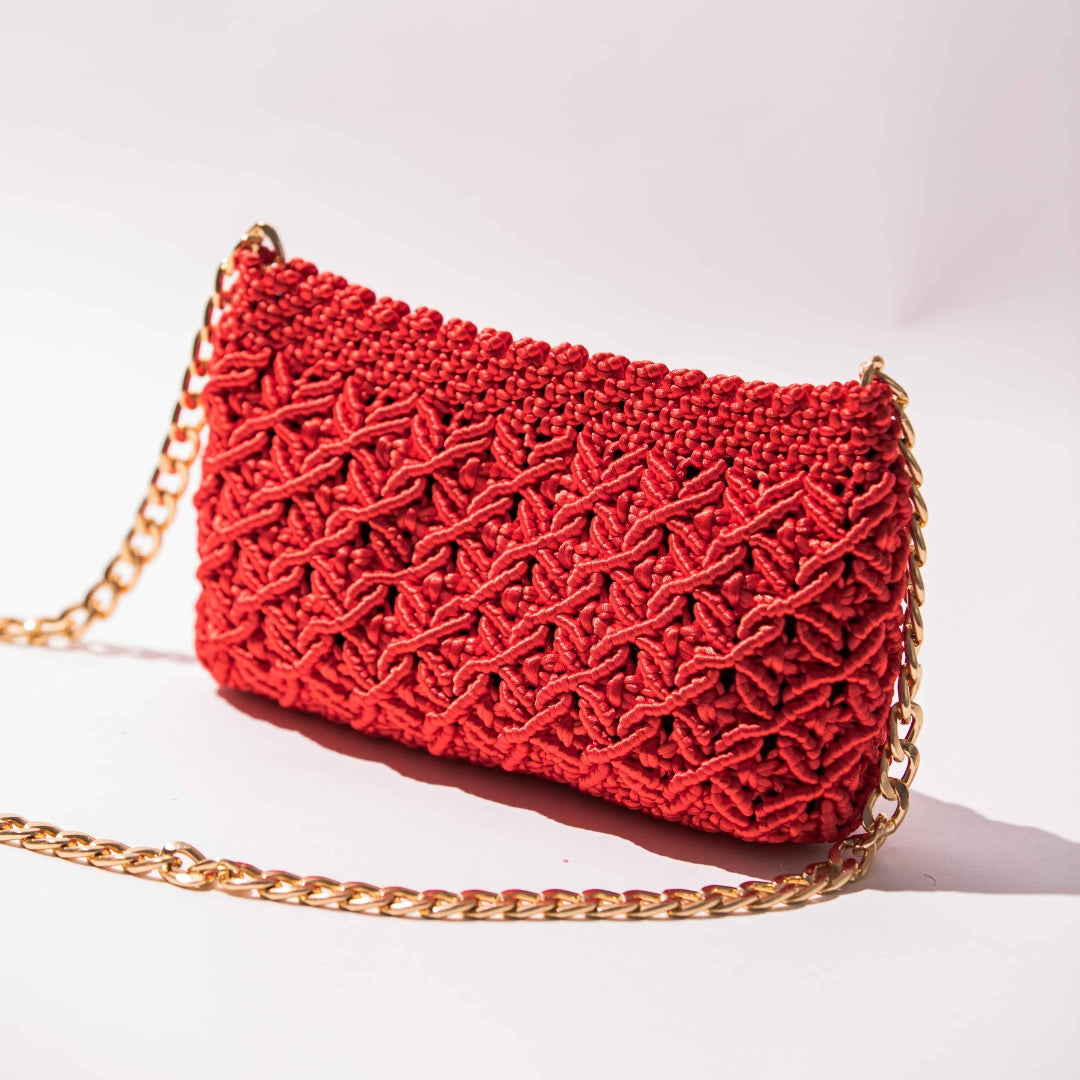 Sac à bandoulière ou pochette à main rouge satiné en macramé fait-main - 23x17cm