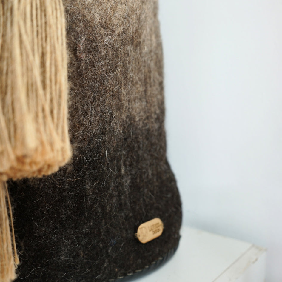 Sac en laine fait main avec cordon et pompons rouges