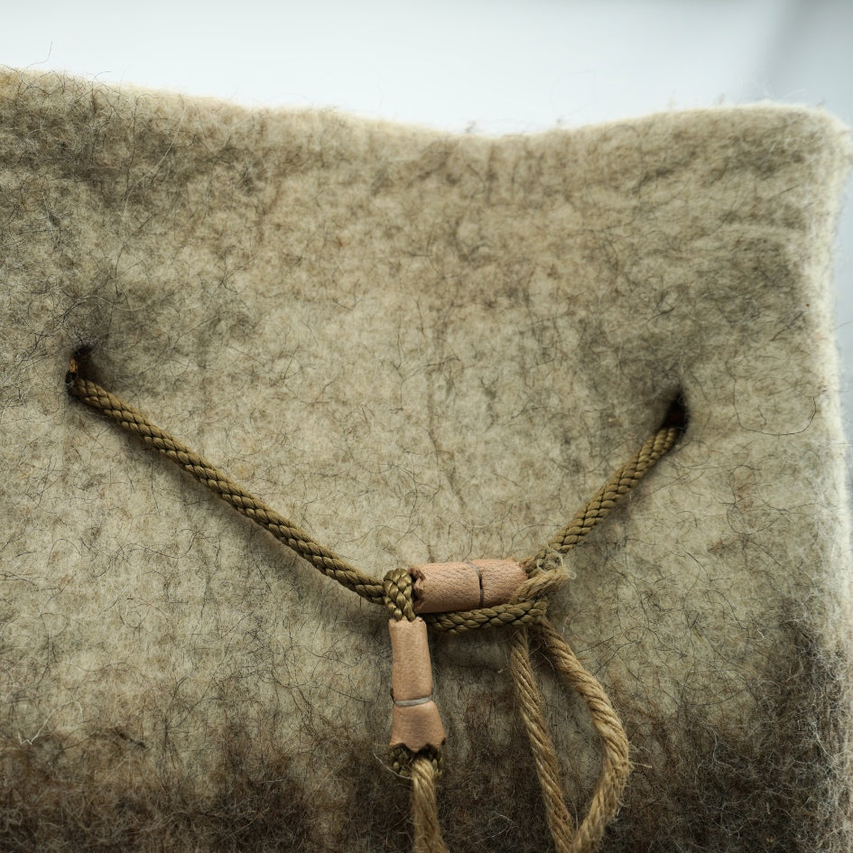 Sac en laine fait main avec cordon et pompons rouges