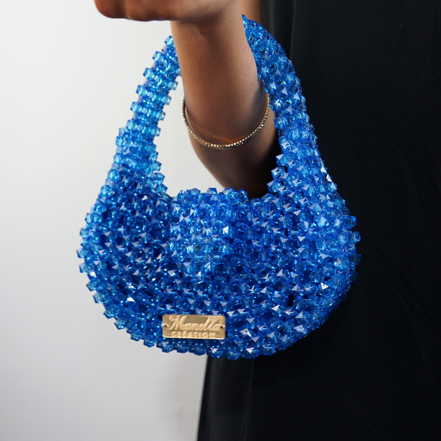 Sac perles bleu foncé : Élégance unique pour sublimer votre style