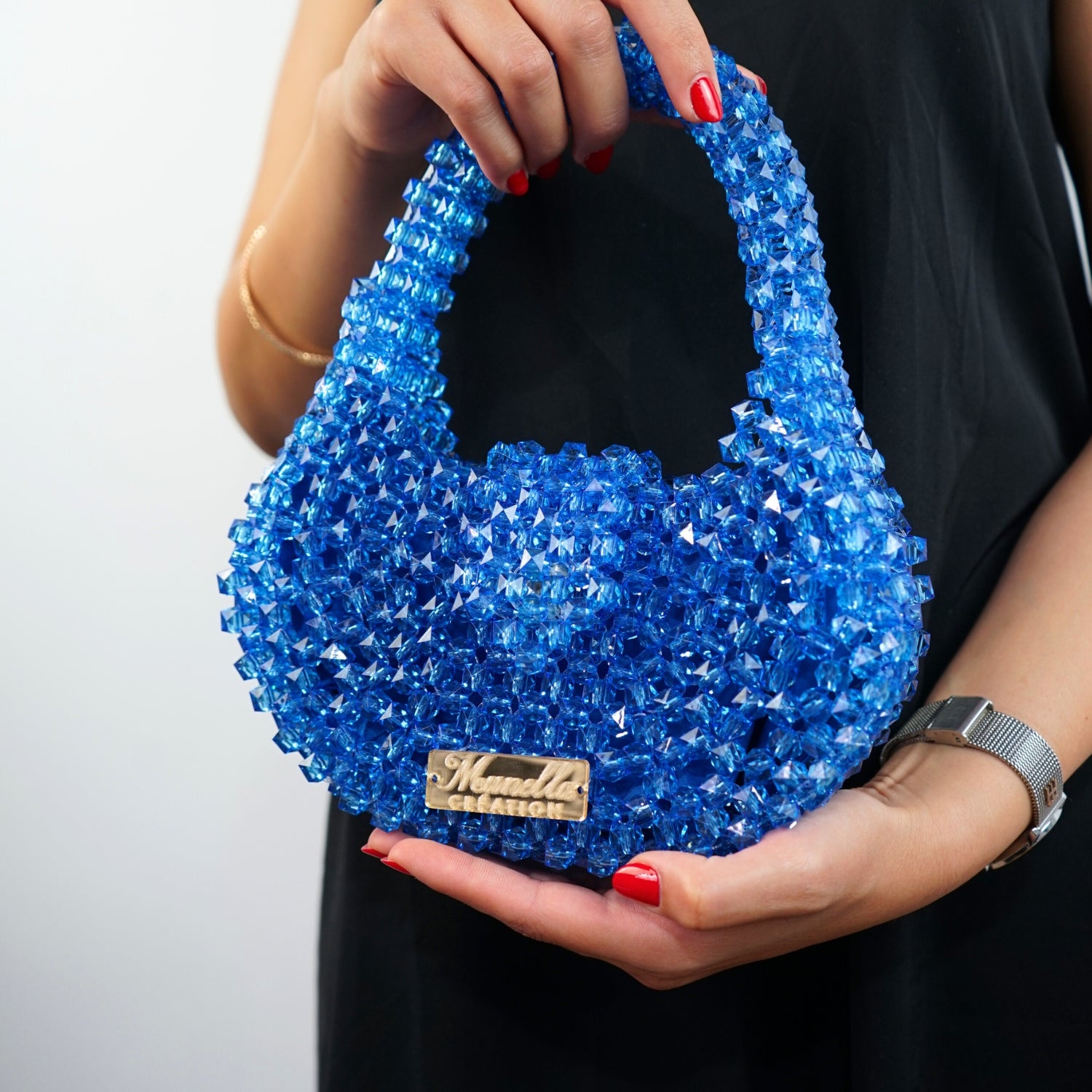 Sac perles bleu foncé : Élégance unique pour sublimer votre style
