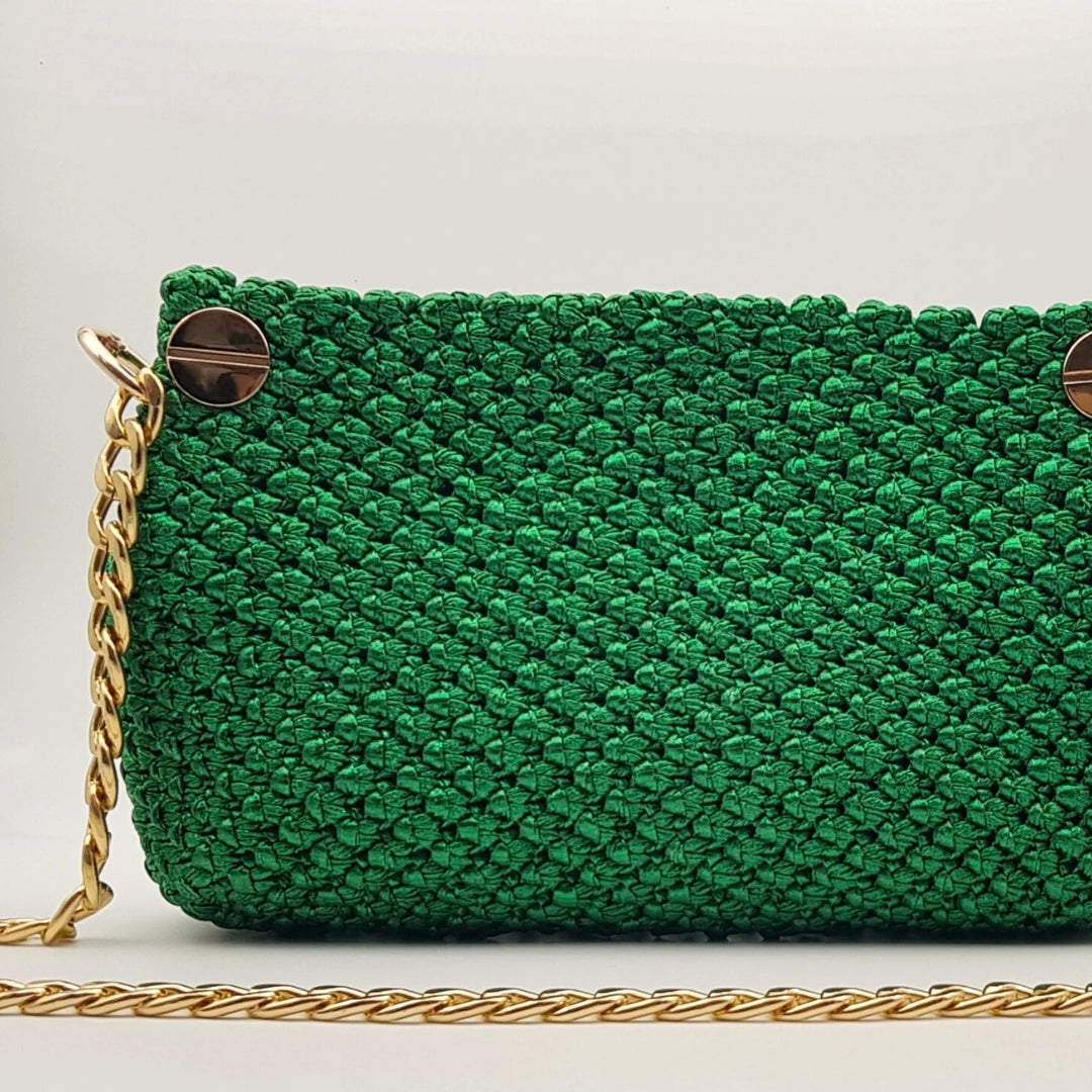 Sac macramé vert avec clou doré avec chaine dorée amovible