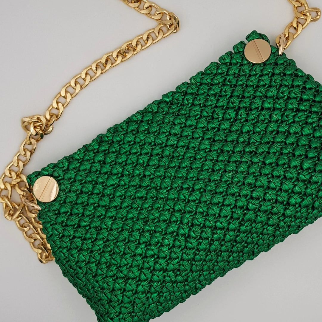 Sac macramé vert avec clou doré avec chaine dorée amovible