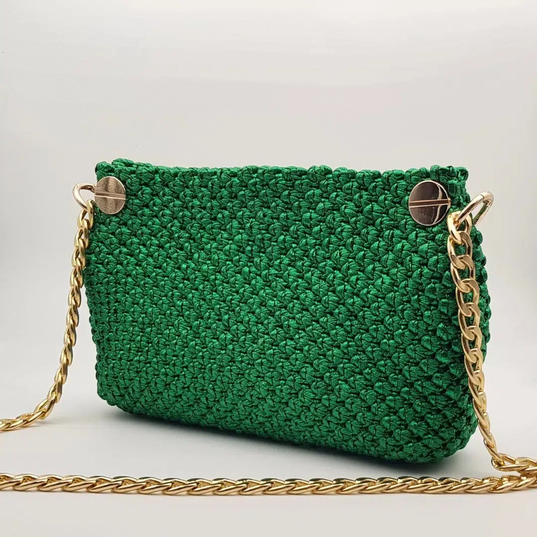 Sac macramé vert avec clou doré avec chaine dorée amovible
