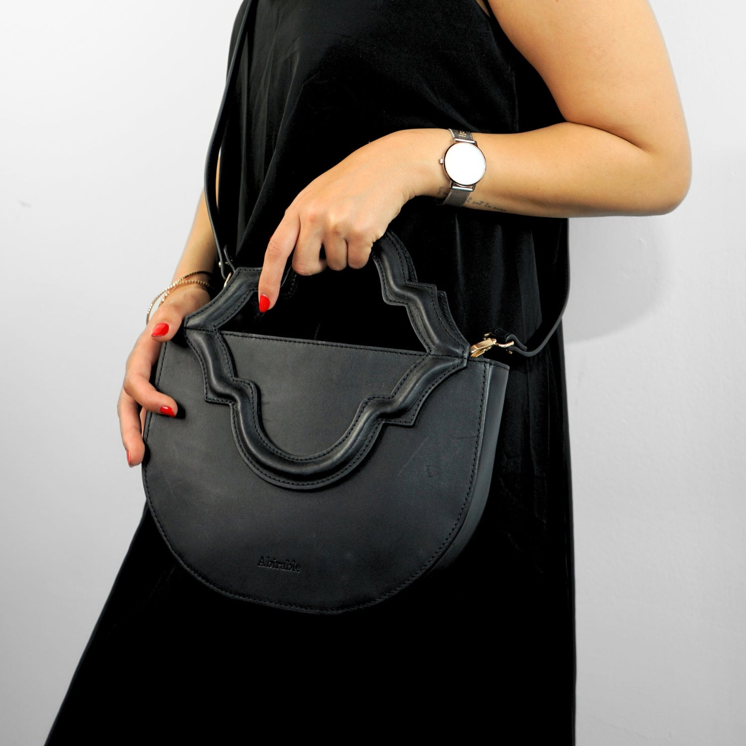 Sac Half-Moon noir : Élégance artisanale pour sublimer votre look