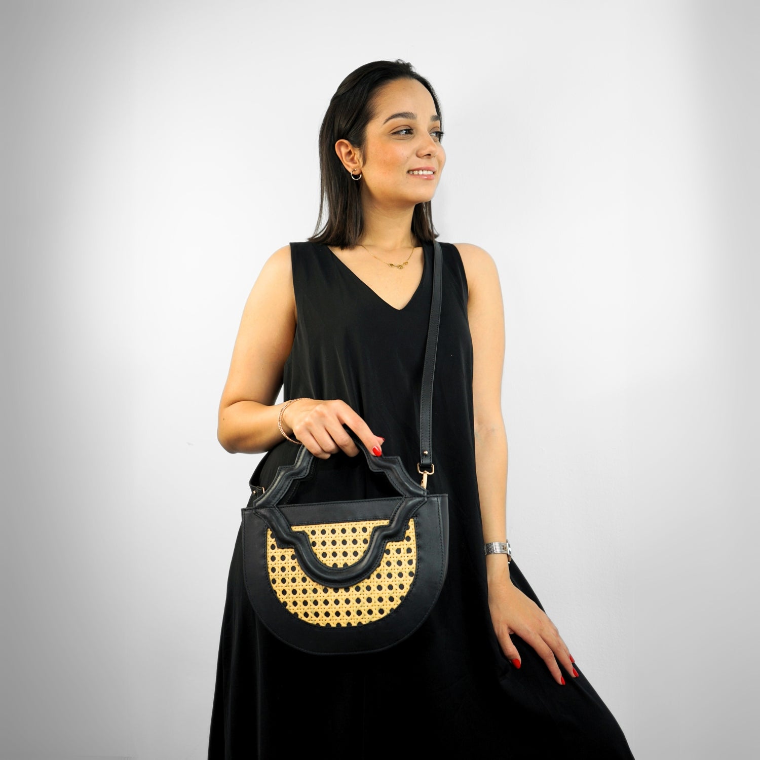 Sac Half-Moon noir : Élégance artisanale pour sublimer votre look