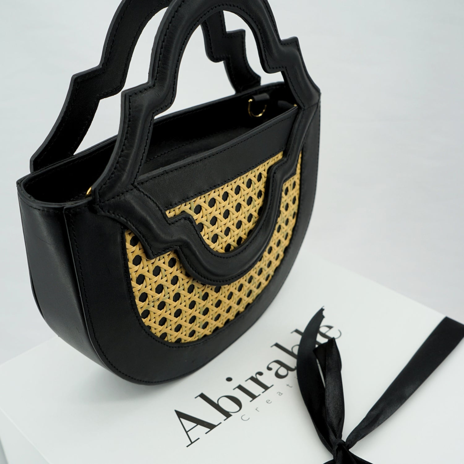 Sac Half-Moon noir : Élégance artisanale pour sublimer votre look