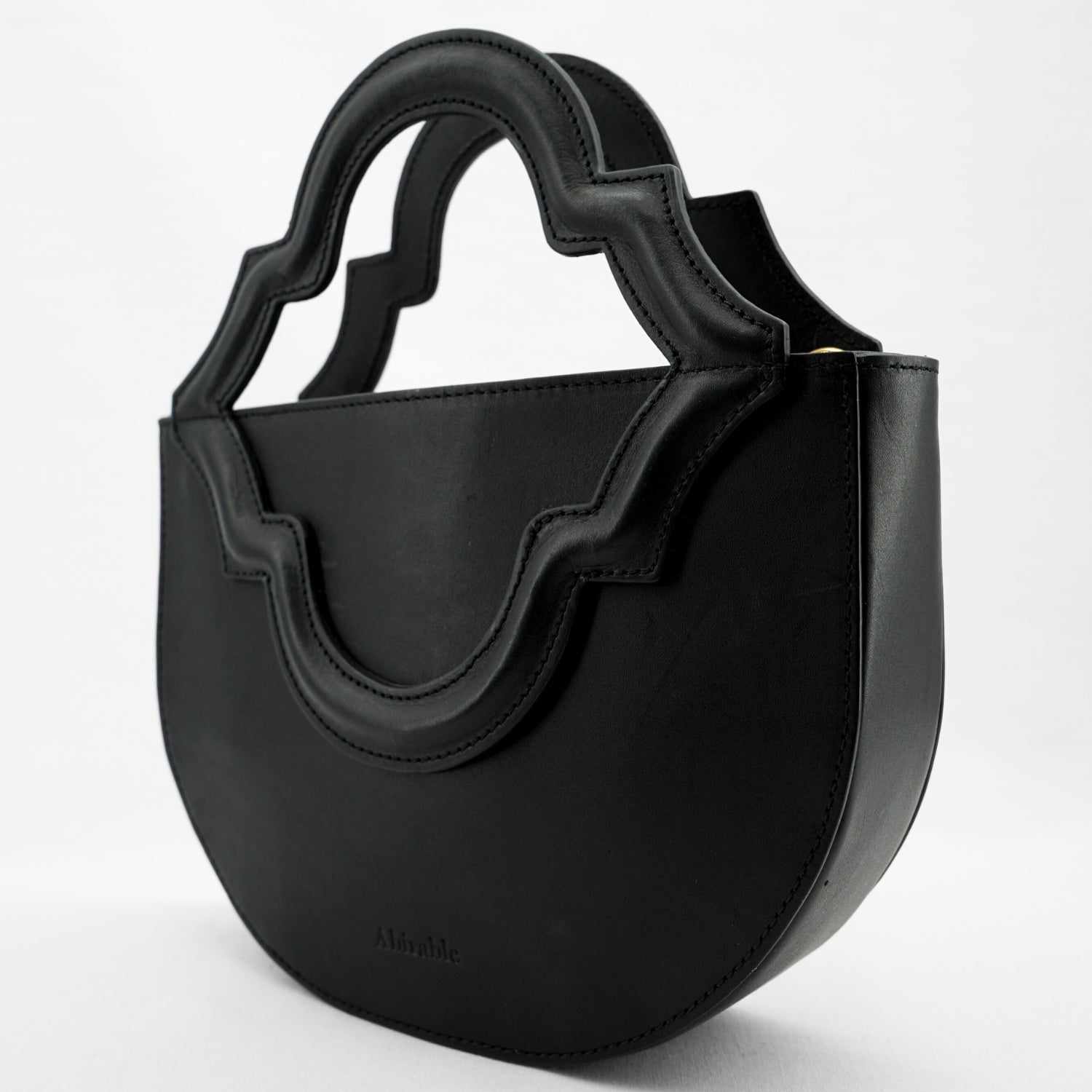 Sac Half-Moon noir : Élégance artisanale pour sublimer votre look