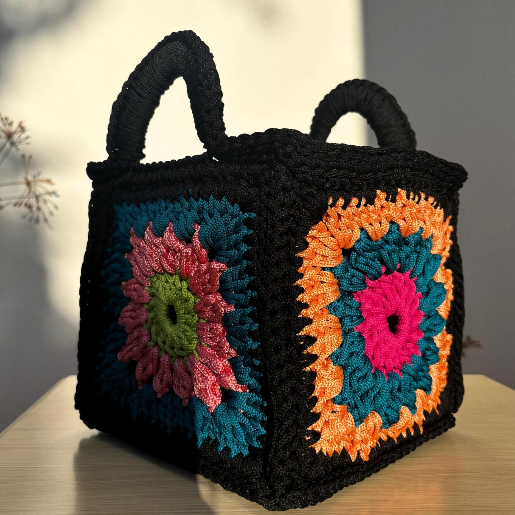 Sac panier en paille tressée brodé motifs floraux rose fuchsia bleu ciel blanc
