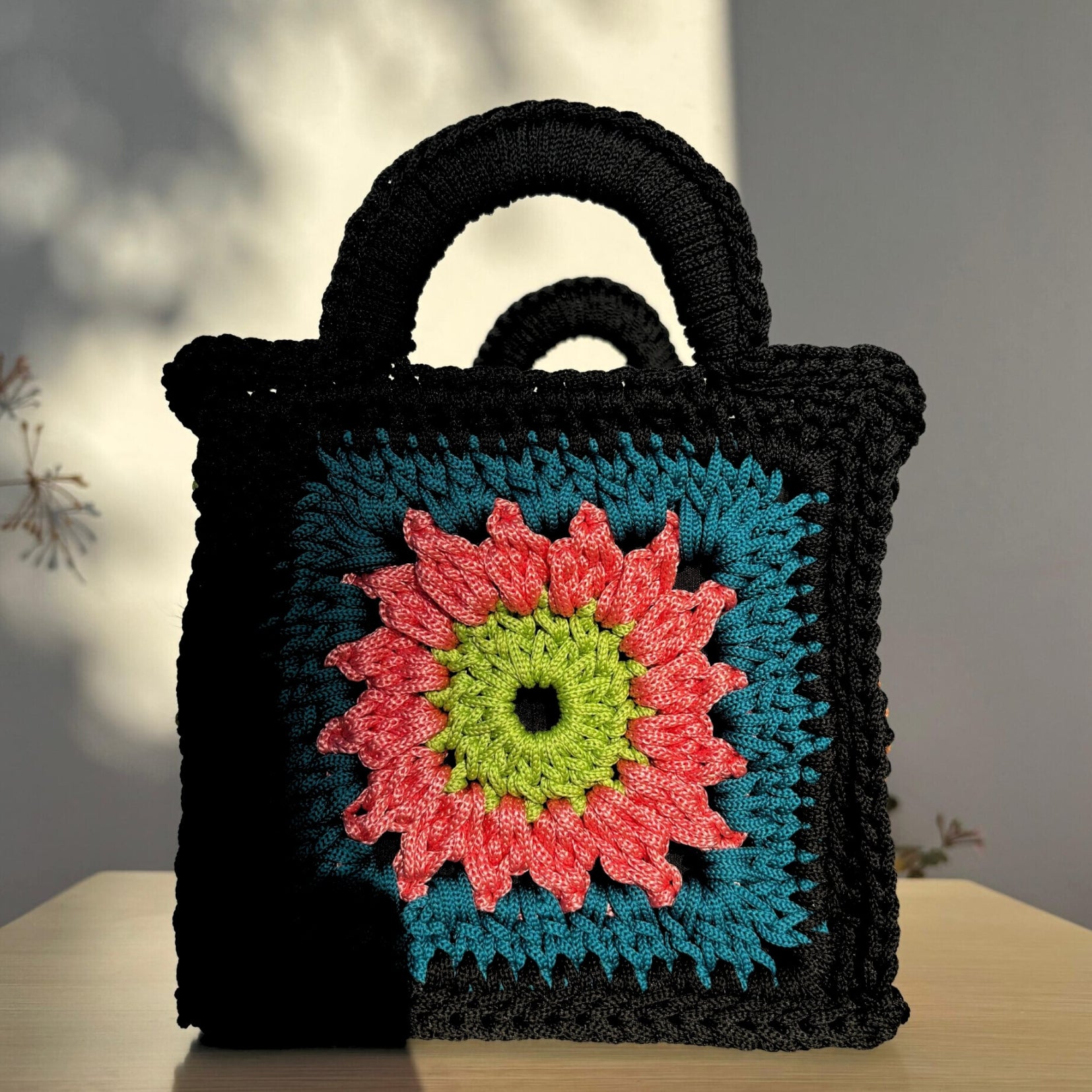 Sac panier en paille tressée brodé motifs floraux rose fuchsia bleu ciel blanc