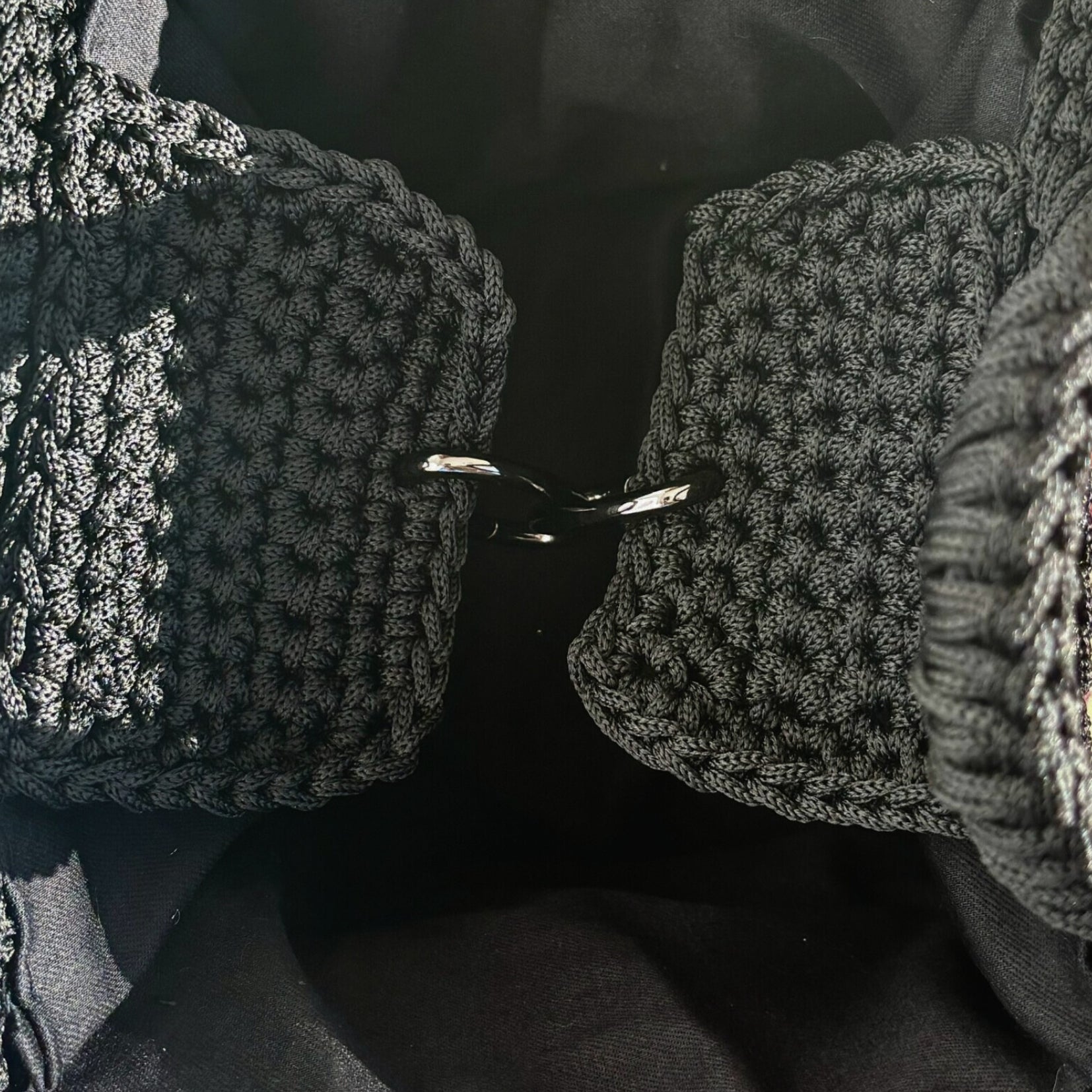 Sac panier en paille tressée brodé motifs floraux rose fuchsia bleu ciel blanc