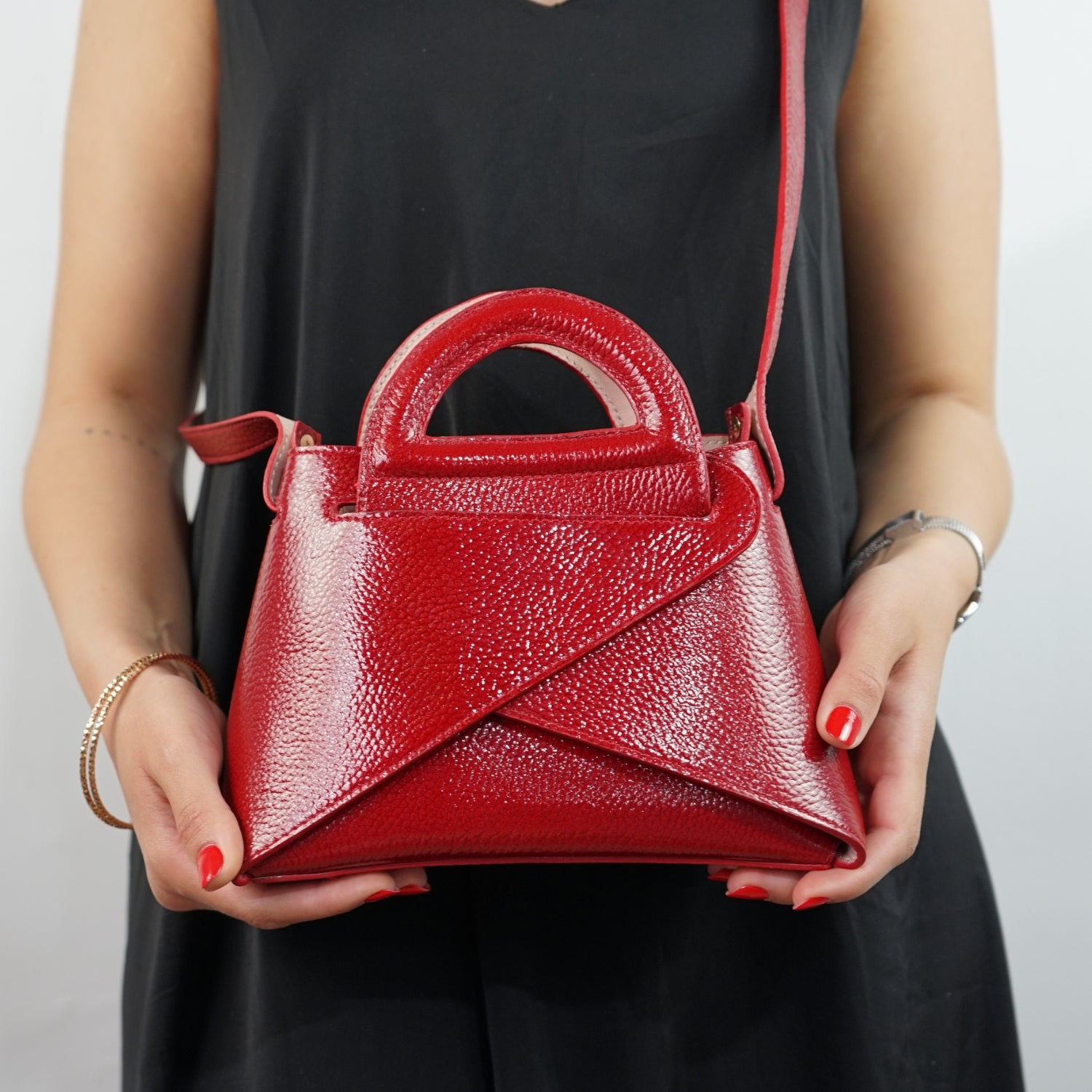 Sac réversible en cuir rouge et rose : élégance artisanale unique