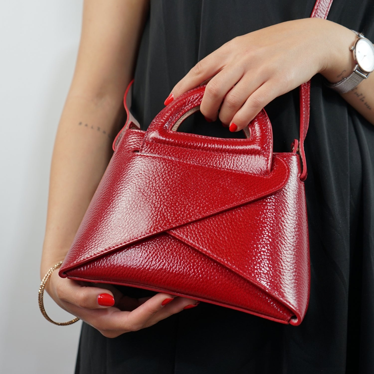 Sac réversible en cuir rouge et rose : élégance artisanale unique