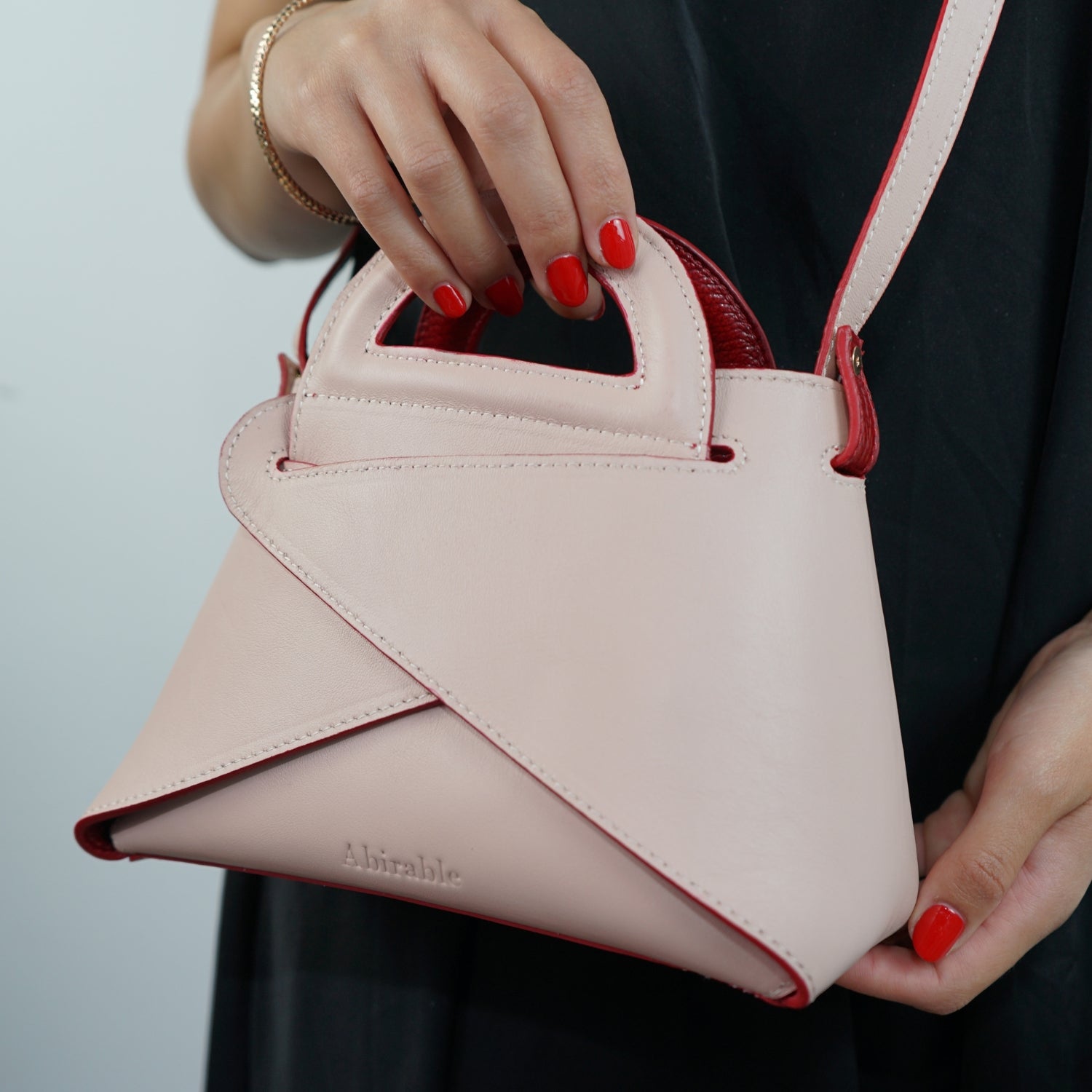 Sac réversible en cuir rouge et rose : élégance artisanale unique
