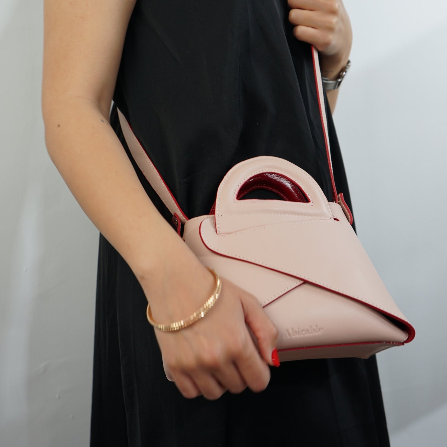 Sac réversible en cuir rouge et rose : élégance artisanale unique