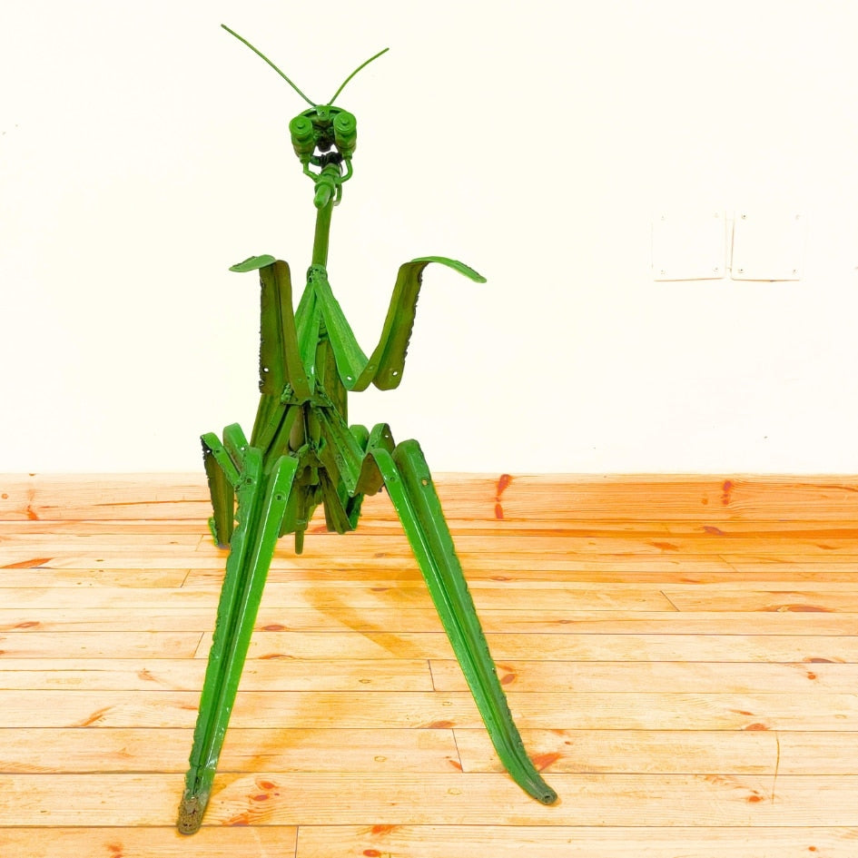 Sauterelle artistique fabriquée à partir de métal recyclé