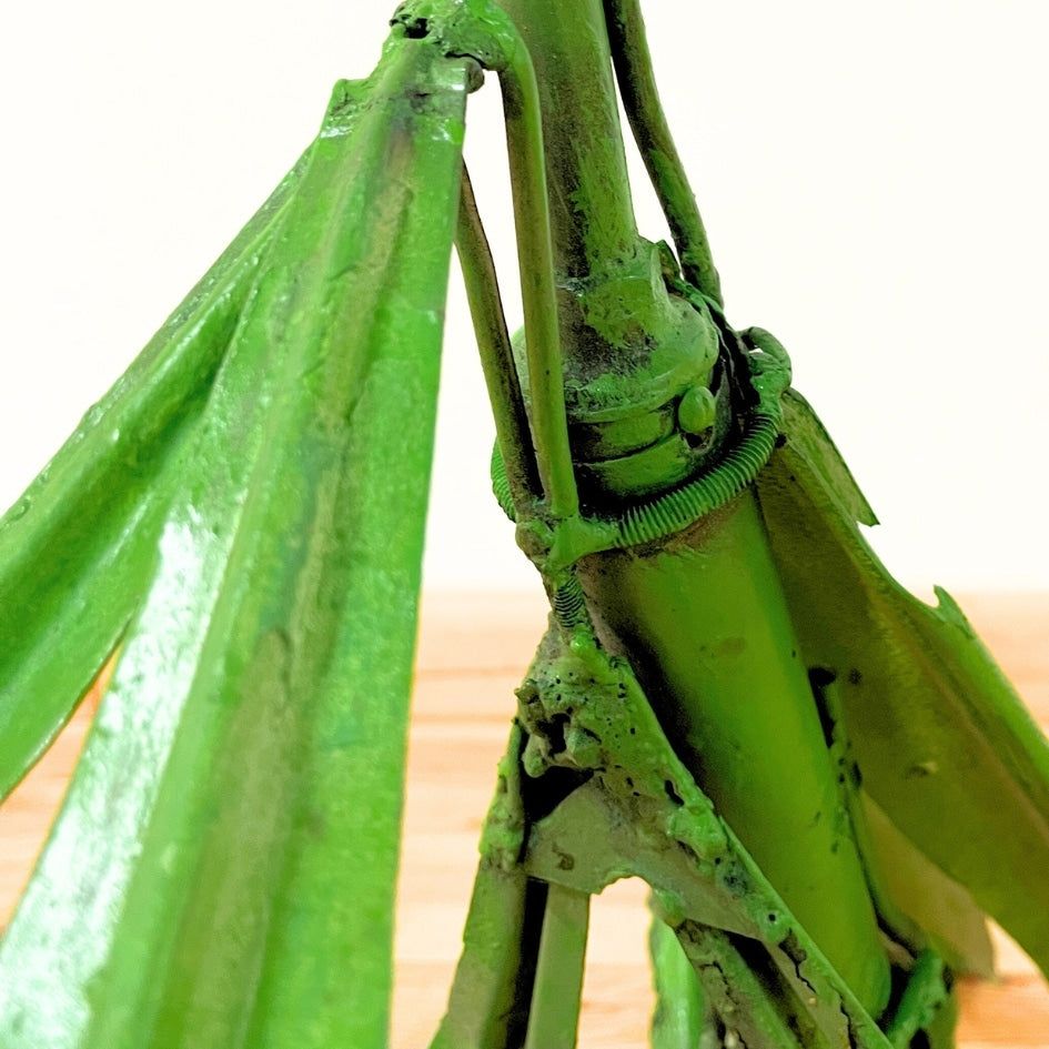 Sauterelle artistique fabriquée à partir de métal recyclé