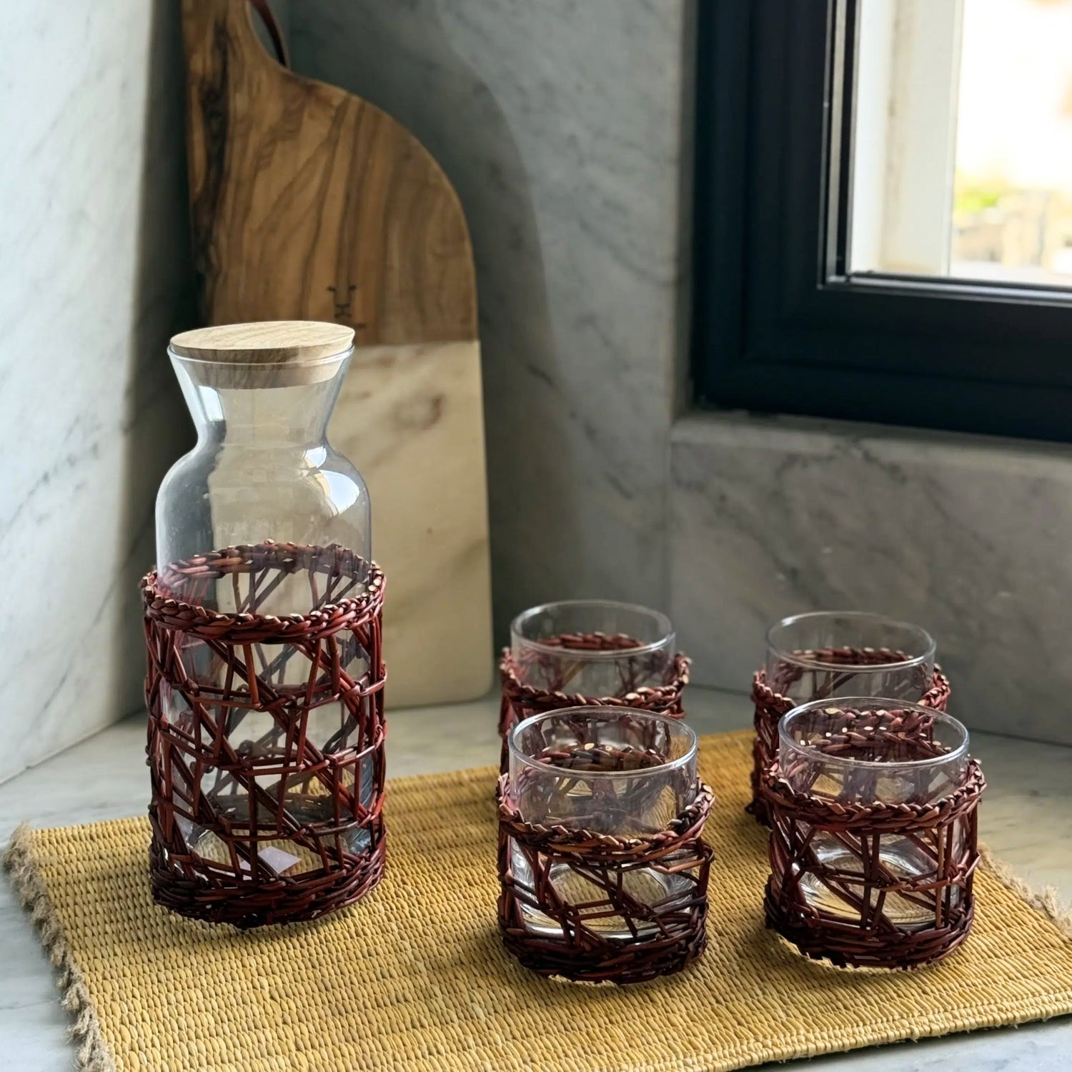 service à table artisanale rouge pour une élégance unique