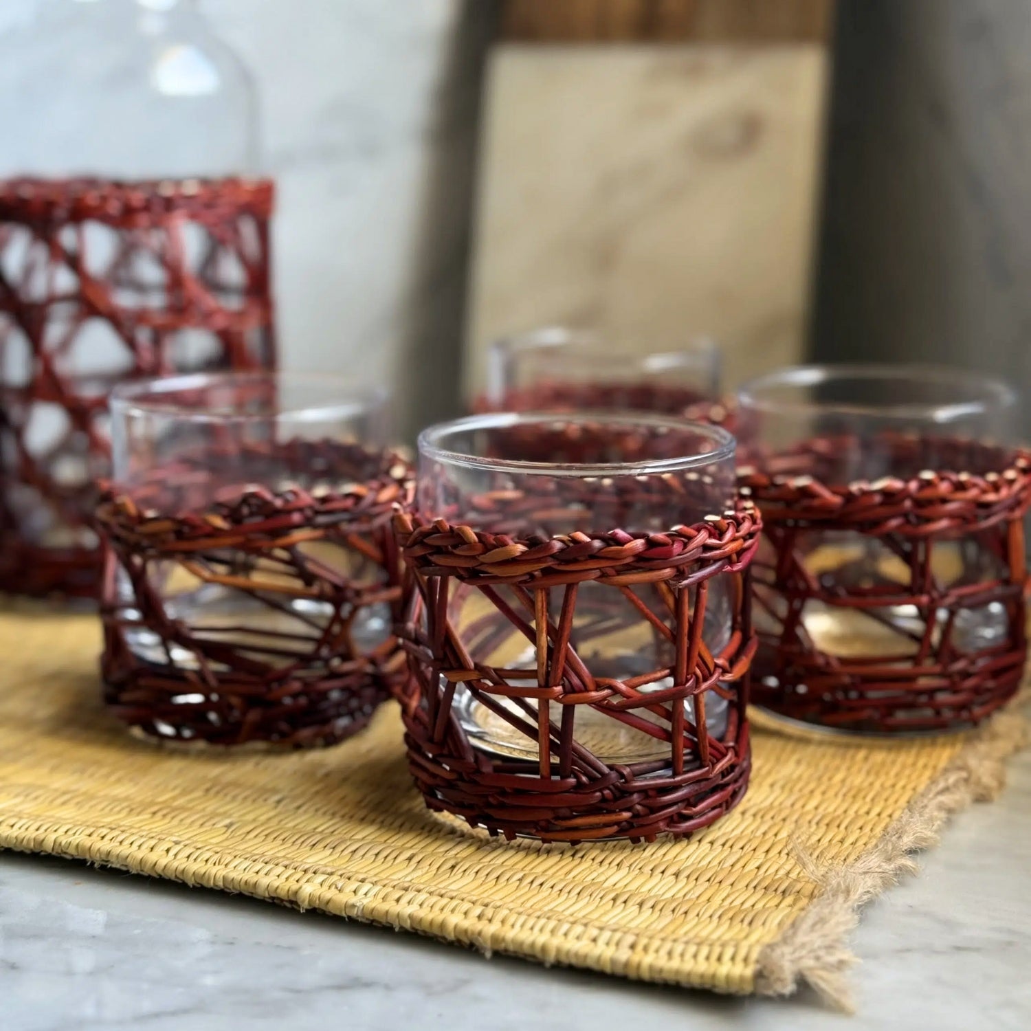 service à table artisanale rouge pour une élégance unique