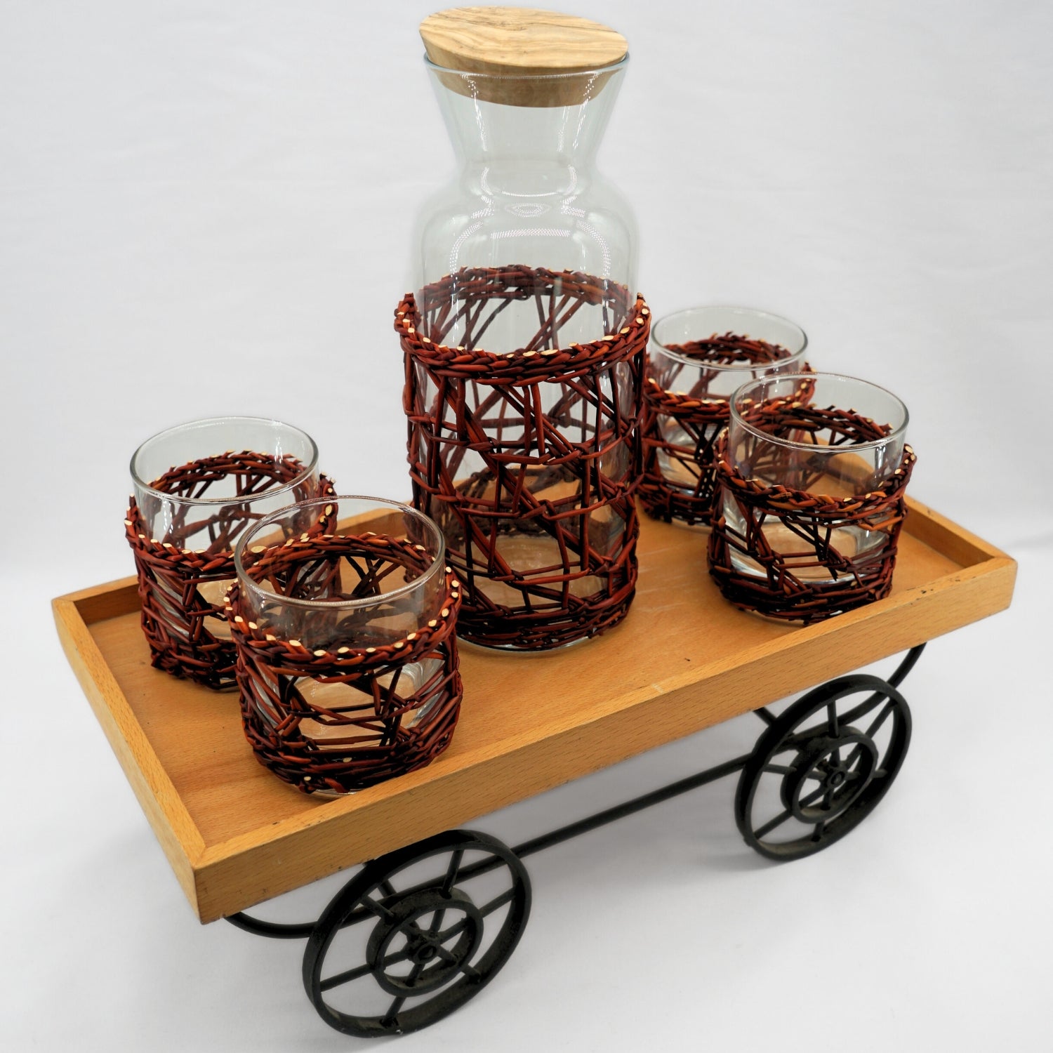 service à table artisanale rouge pour une élégance unique