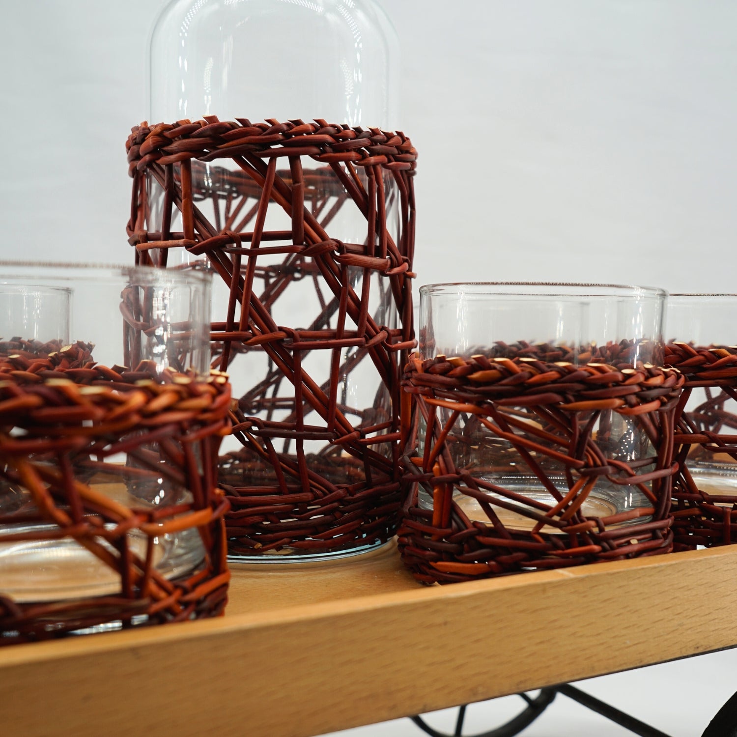 service à table artisanale rouge pour une élégance unique