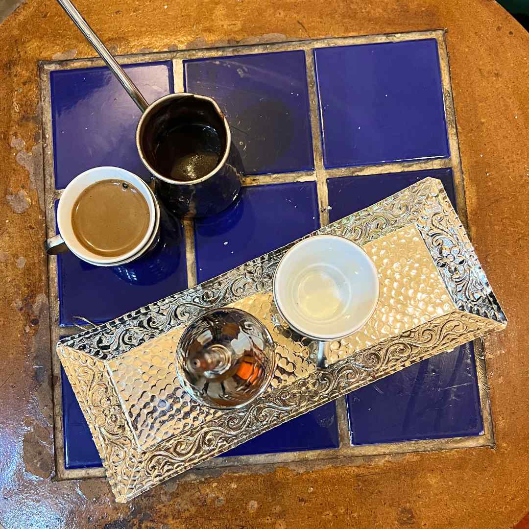 خدمة القهوة النحاسية المنحوتة