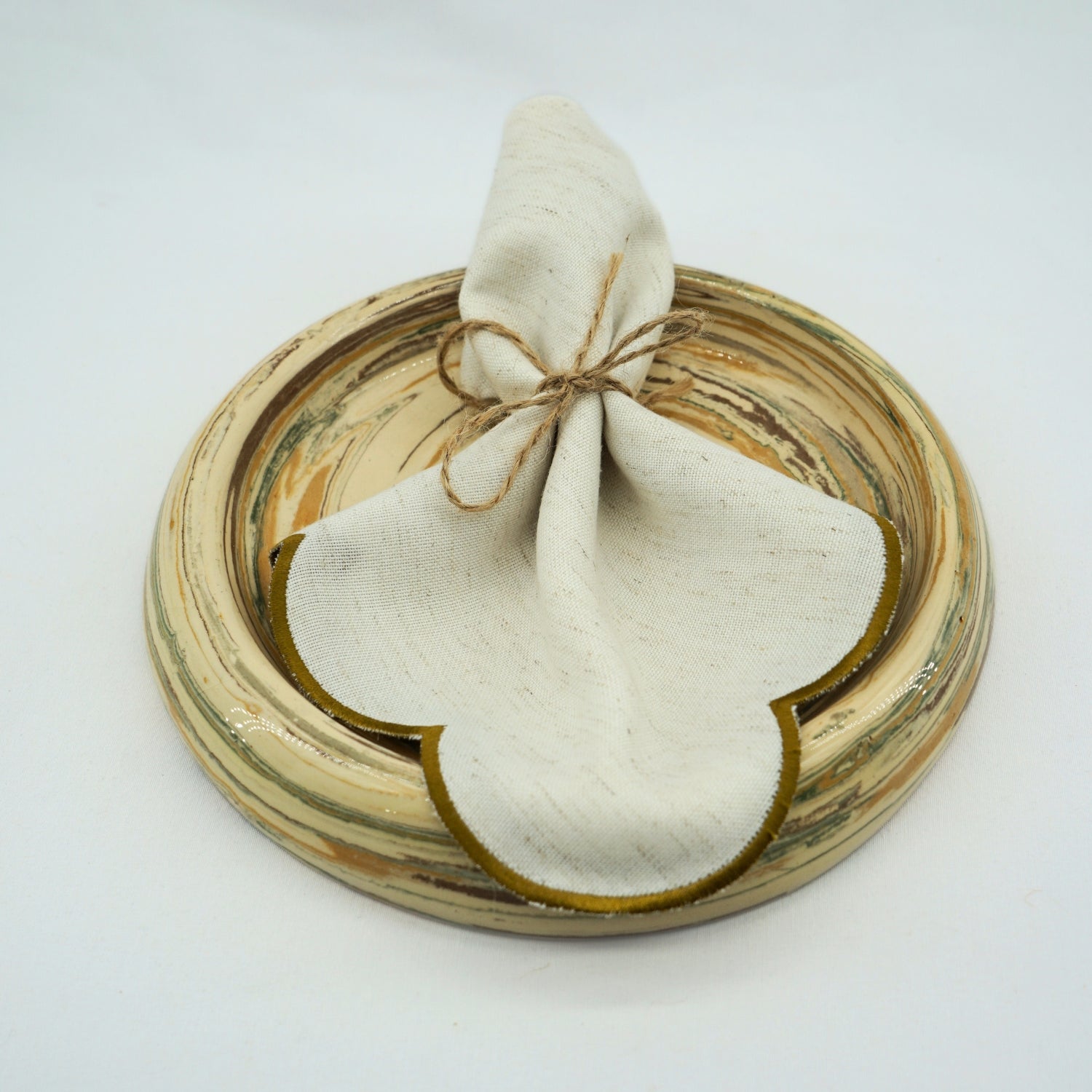 Serviettes brodées en doré : Élégance artisanale incontournable