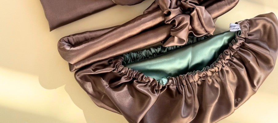 Coffret soin nuit en satin (bonnet, bandeau & 2 chouchous doux)