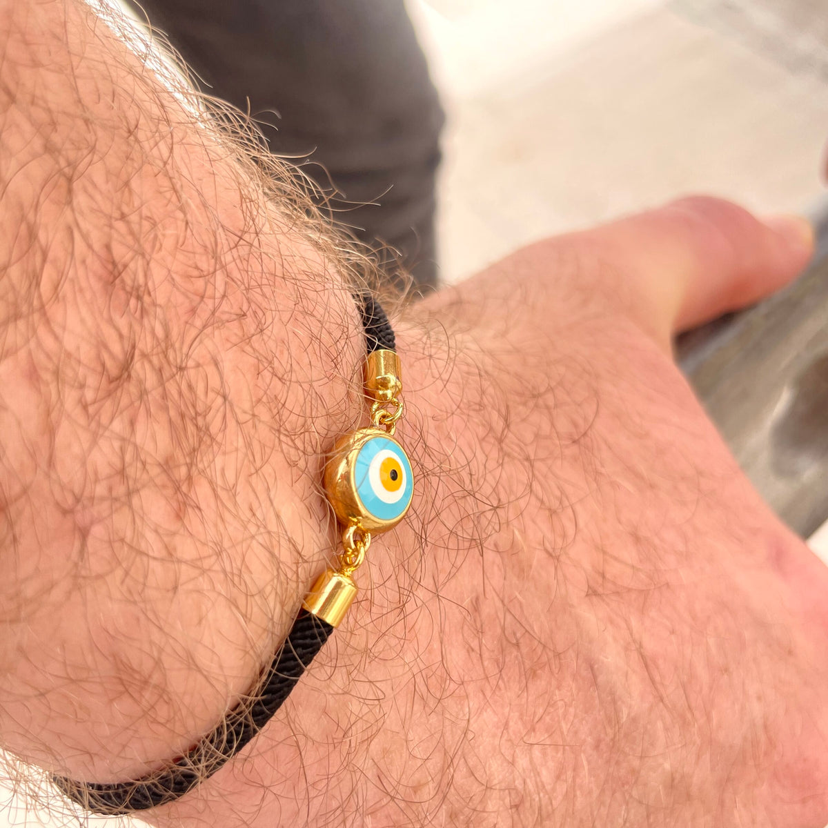 Bracelet artisanal noir avec le symbole de l’œil bleu