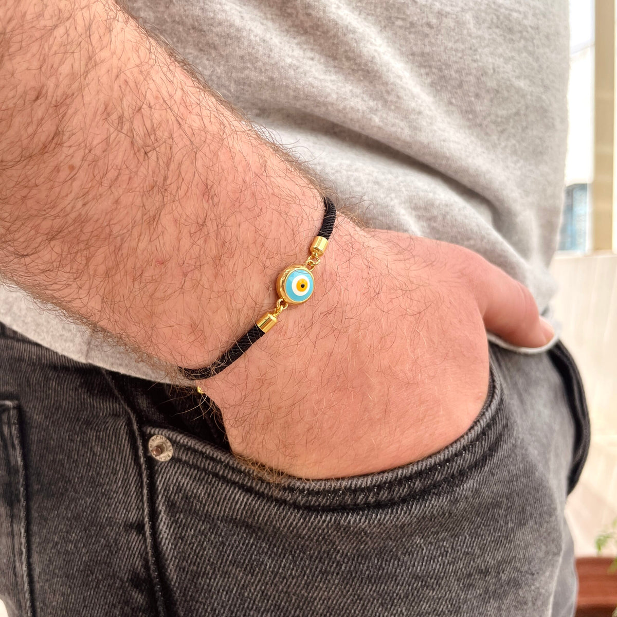 Bracelet artisanal noir avec le symbole de l’œil bleu