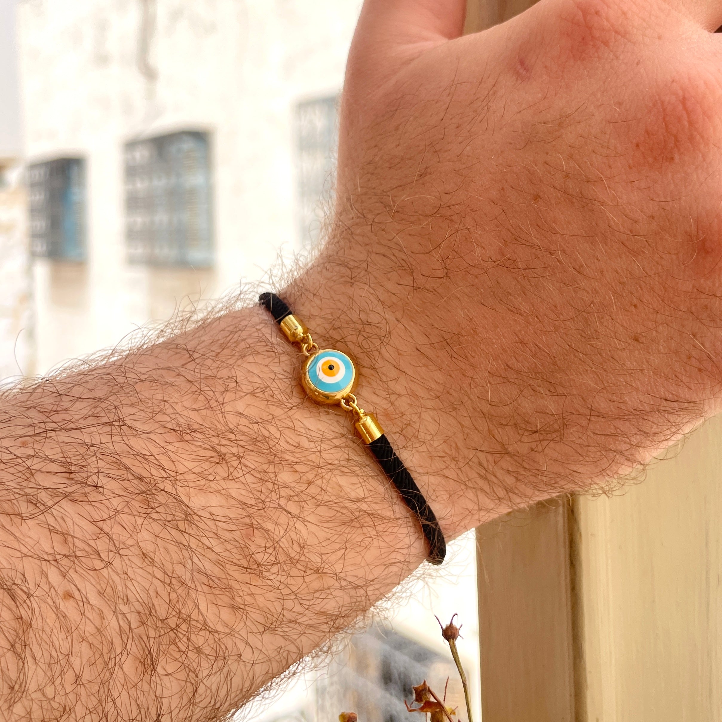 Bracelet artisanal noir avec le symbole de l’œil bleu