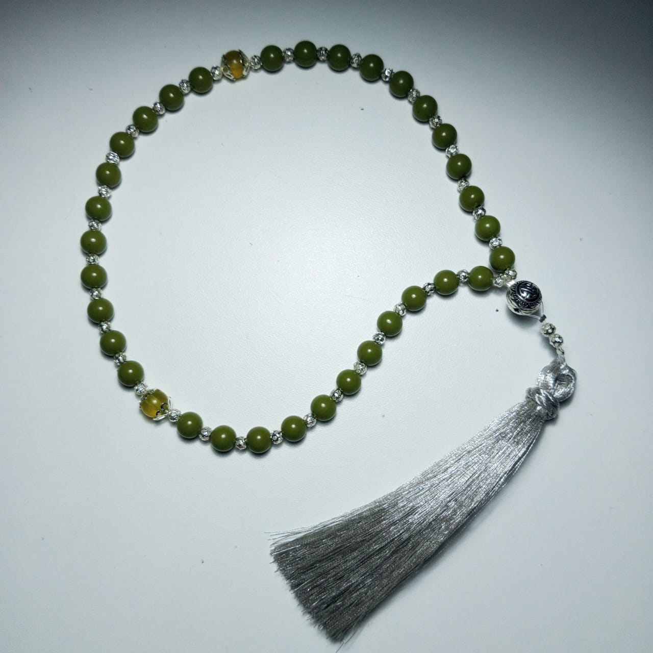 Chapelet « Sebha » en pierre vert olive avec séparation métallique décorative
