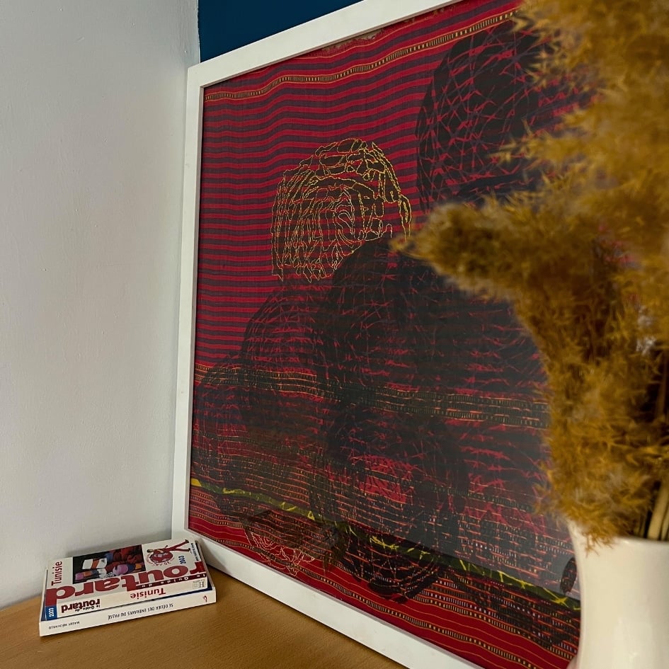 Tableau décoratif rouge, jaune et noir gravé sur bois et imprimé sur tissu