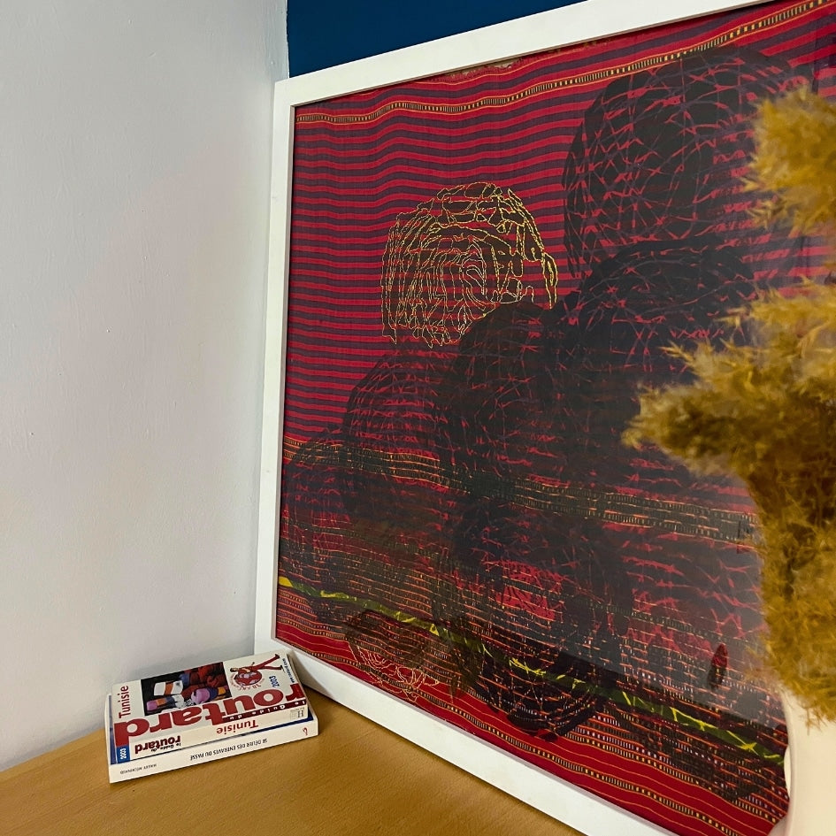 Tableau décoratif rouge, jaune et noir gravé sur bois et imprimé sur tissu
