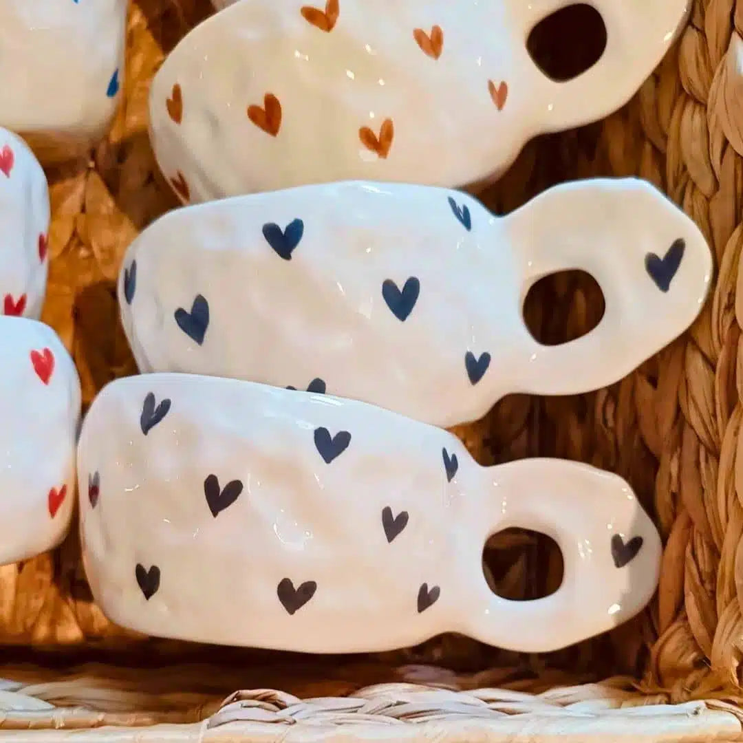 Tasse céramique artisanale avec motifs cœurs - Disponible en plusieurs couleurs (9 x 6 cm)