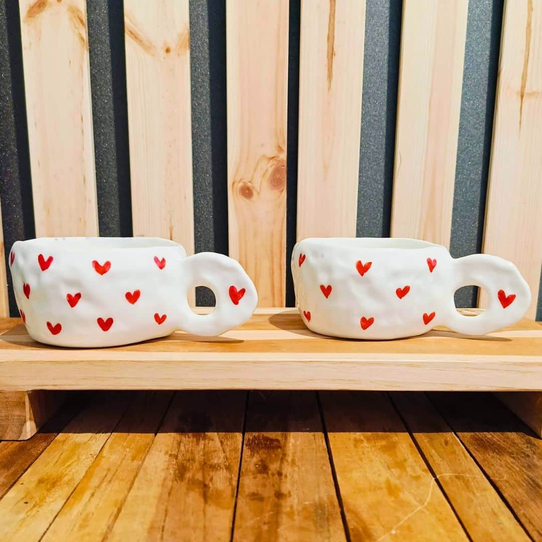 Tasse céramique artisanale avec motifs cœurs - Disponible en plusieurs couleurs (9 x 6 cm)
