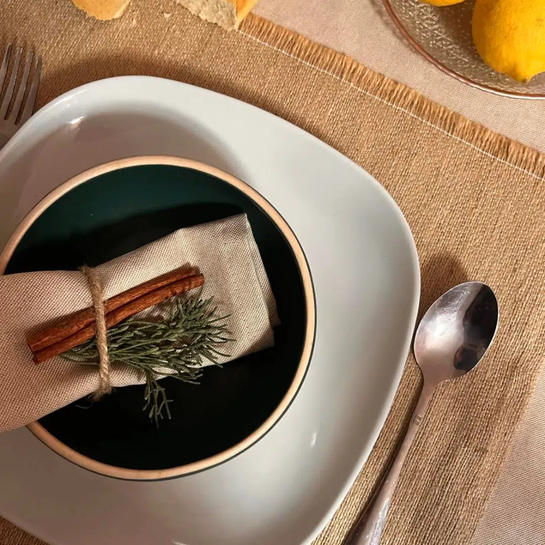 Un lot de 6 sous plat en jute naturelle