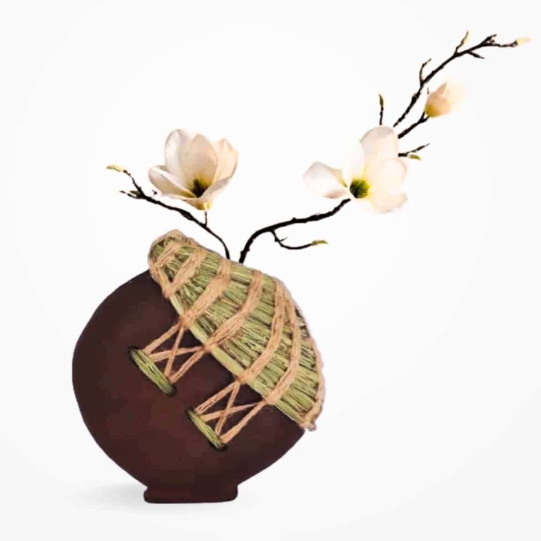 Handmade vase in ceramic and halfa fiber (25 x 25 x 10 cm)