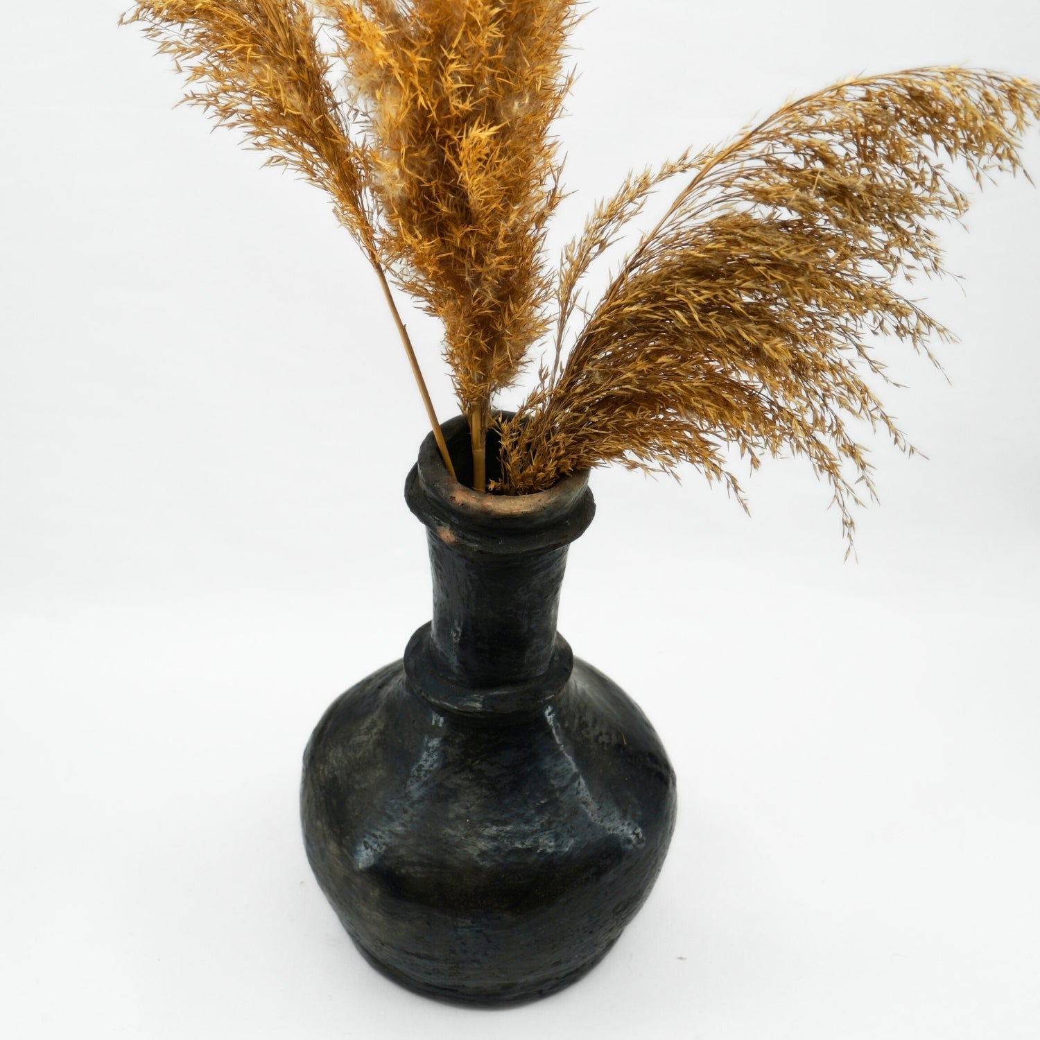 Vase poterie noir : Élégance unique pour un intérieur raffiné