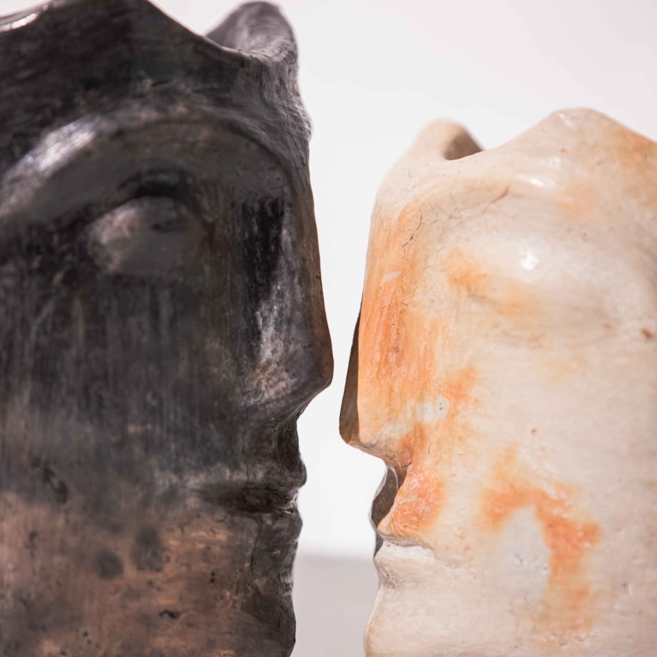 Vase visage noir en céramique mate